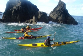  Navegue en kayak por la costa de Anglesey 